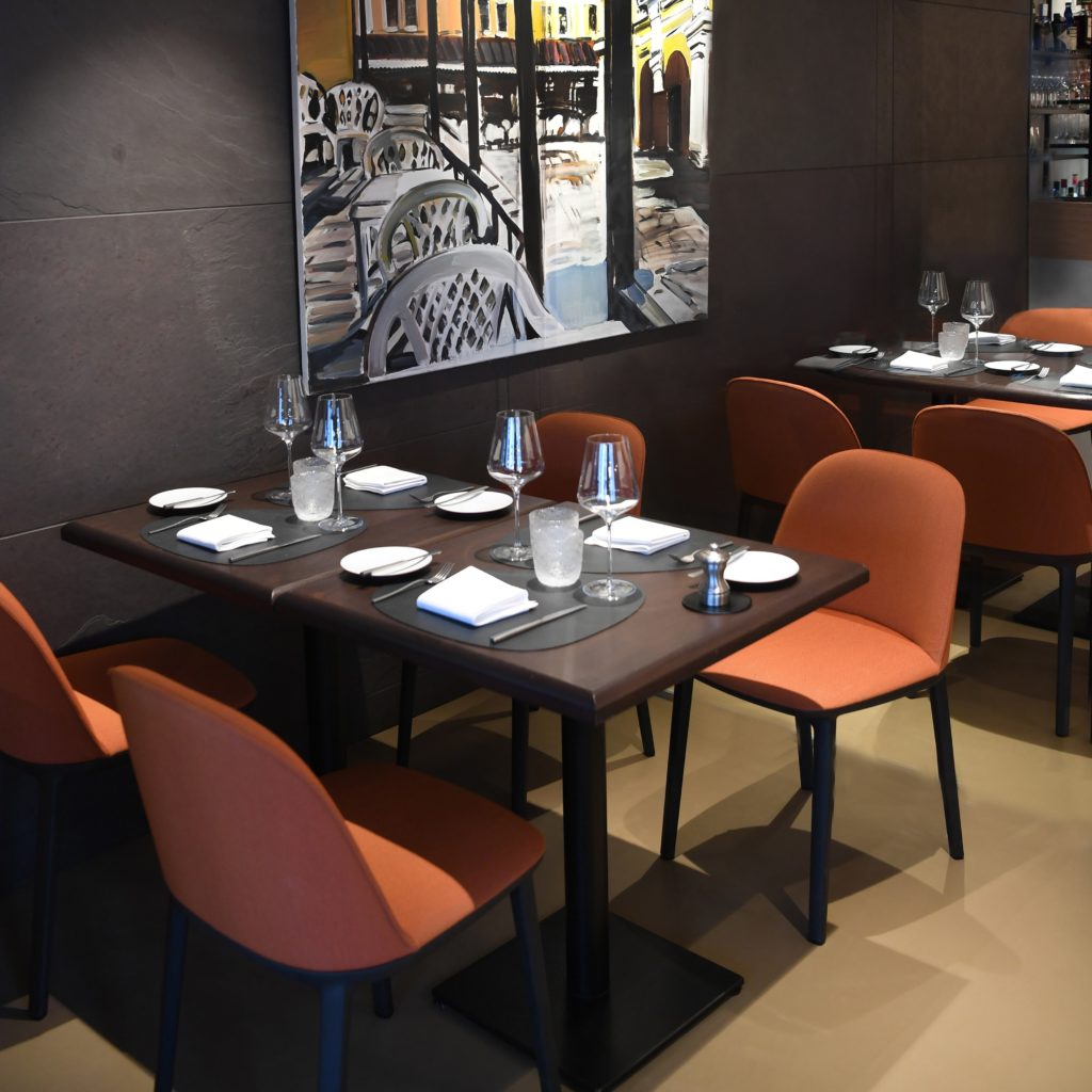 Le Mastercook Kim Verhasselt transforme des ingrédients frais en plats légers et frais. Aux accents japonais et méditerranéens, il propose depuis plus de dix ans des classiques comme vous ne les avez jamais goûtés à l'Escabèche à Knokke. Gibier tendre l'hiver ou fine préparation de poisson l'été.